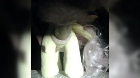 A Fluttershy do MLP leva uma surra (com My Little Pony)