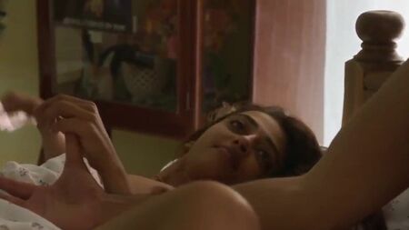 A exibição dos seios e do rabo nus de Radhika Apte