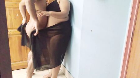 (O senhor fodeu a empregada indiana com muita força) a minha nova empregada, linda e inteligente - Mamas grandes e rabo grande - Vídeo caseiro