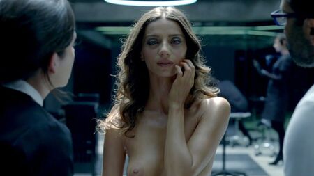 Cenas de nudez lésbica com Angela Sarafyan em Westworld no ScandalPlanet