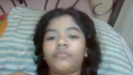 Uma rapariga desi com uma rata gira