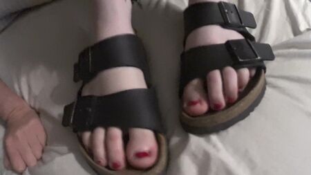 Uma rapariga de 19 anos com sapatos Birkenstock