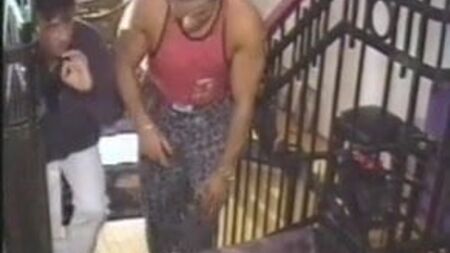 Uma mulher madura com botas a ser fodida com força