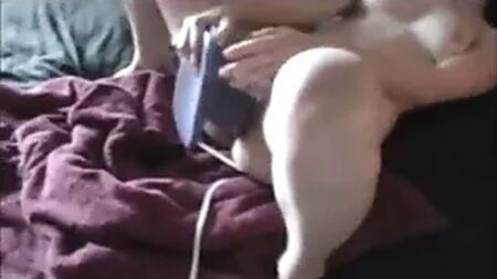 A Sonya amarra o dildo Xar
