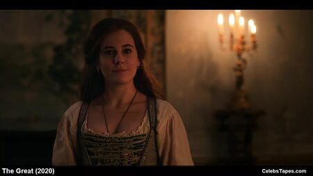 A celebridade Elle Fanning nua e em cenas de sexo na série «The Great»