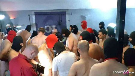 Vagina cheia de esperma - Gangbang alemão com creampie e bukkake