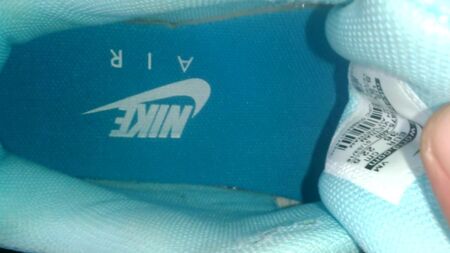 Primeira vez com a namorada, com uns Nike Air Max novos