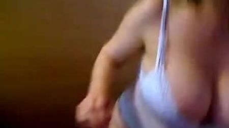 Dança de uma stripper de peito grande num chat online