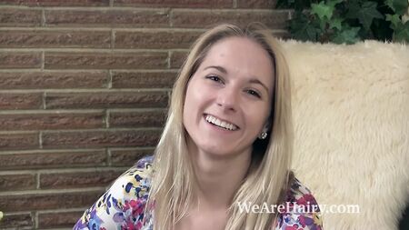 Naomi fica nua enquanto dá uma entrevista