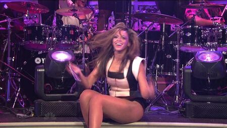 Beyoncé - Single Ladies (Put a Ring on it) ao vivo no SNL 2008
