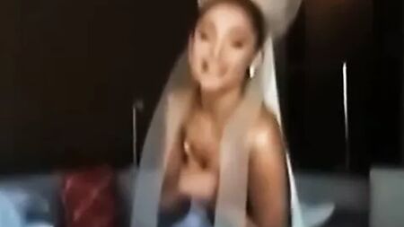 Ariana Grande em topless a segurar os seios nos bastidores