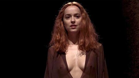 Dakota Johnson com os mamilos visíveis no ScandalPlanet.Com