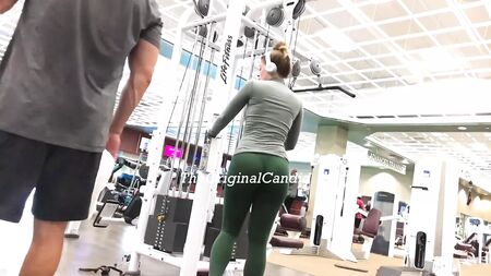 treino sensual no ginásio com leggings justas