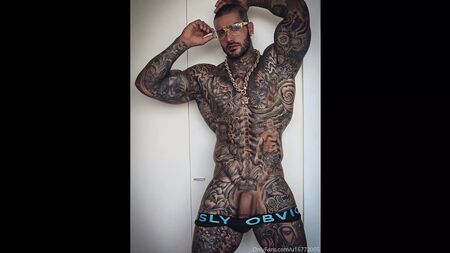 Tatuagem sensual, músculos definidos e um pénis grande: Leon Yaki (o rapaz Yaki)