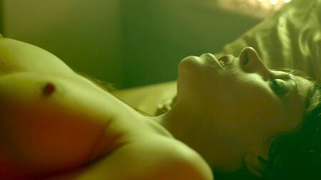 Cena de sexo com Ashley C. Williams e Tahyna Tozzi nuas em «Julia»