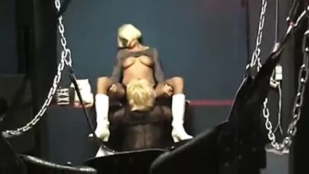 Um casal conhece um travesti num cinema pornográfico