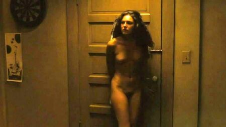 Alexa Davalos com os seios à mostra e a virilha exposta no ScandalPlanetCom