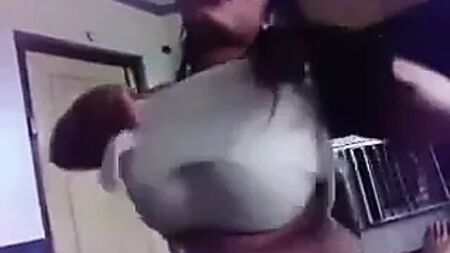 Amber faz sexo com o namorado num quarto de hotel em Lahore