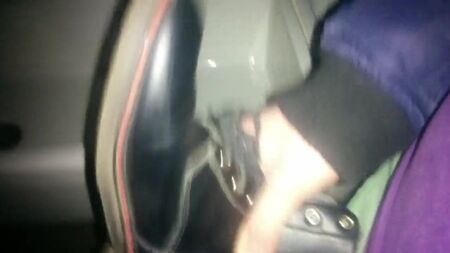 Ejaculação nas botas pretas Dr. Martens de uma rapariga no ginásio
