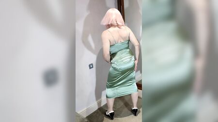 Fim da transmissão televisiva no Reino Unido: Nottst em um vestido justo de cetim verde brilhante