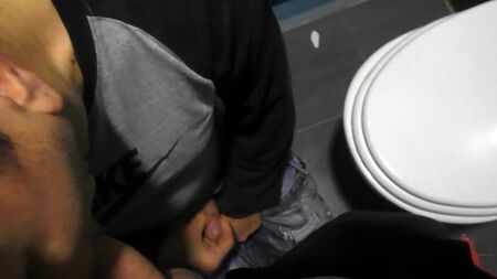 Homossexual de Bucareste faz sexo oral