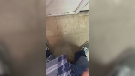 Mais uma sacudida espumosa e ejaculação