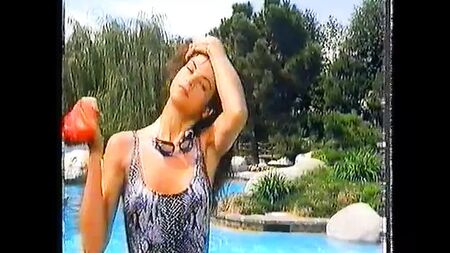 Kirstie Alley em fato de banho e em topless