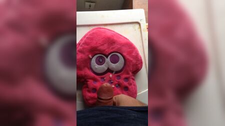A salpicar tinta na minha bolsa de peluche em forma de lula do Splatoon 2