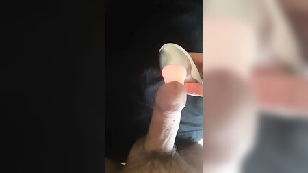 Homem mulherengo a gemer durante um orgasmo intenso