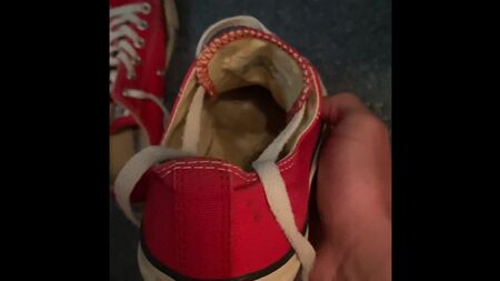 Vem-te dentro do meu ténis Converse vermelho da minha irmã I chuckloveinsta