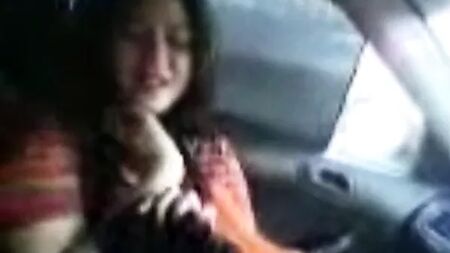 Rapariga no carro com o namorado: veja o vídeo completo em hotcamgirls.in