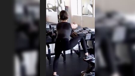 A Alison Brie a abanar o rabo no ginásio