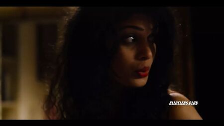 Romane Portail e Tina Desai em Sense8: Um Especial de Natal