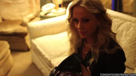 Julia Ann, a famosa MILF, é também a «Namorada desta Noite»