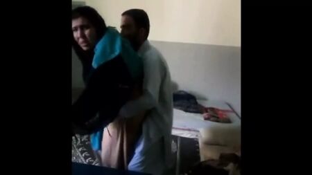 Mulher casada com turbante faz sexo secreto, transa na rua com a cunhada