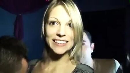 Imagem de perfil de uma mulher feliz e sorridente