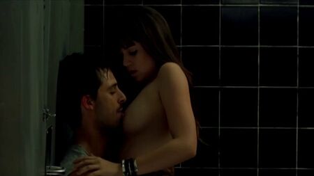 Primer plano de Ana de Armas a ser chupada com força