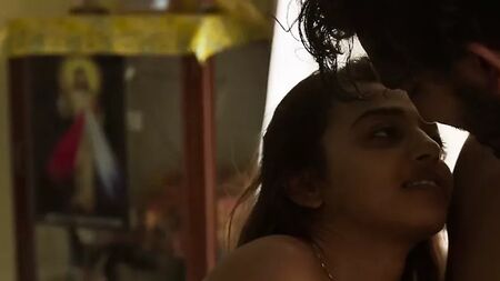 Radhika Apte nua a mostrar as mamas durante uma foda no quarto