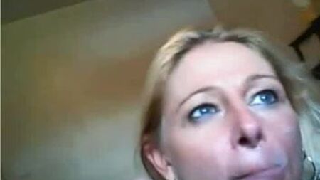 Uma MILF de mamas grandes chupa um pau bem grande e depois leva uma enorme descarga na