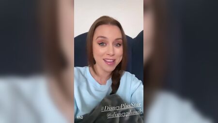 Una Healy a gravar um anúncio a partir de casa