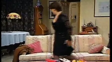 Vestido preto sensual da Lynda Bellingham