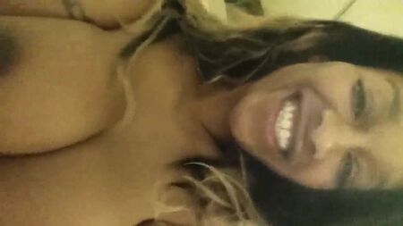 Travesti negra a exibir o corpo