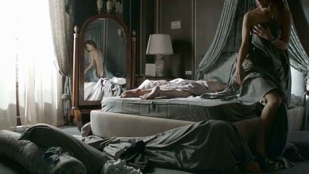 O rabo nu de Olivia Wilde em «Third Person» no ScandalPlanetCom