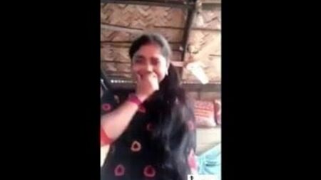 Menina de uma aldeia indiana a mostrar os seios