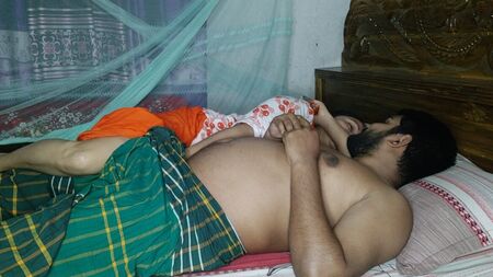 A tia indiana sensual a foder com o tio enquanto está de serviço