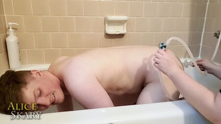 Ducha anal simples na banheira da submissa