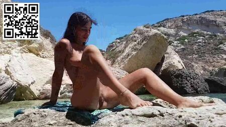 Iris, de Itália, nua na praia pública de Cagliari