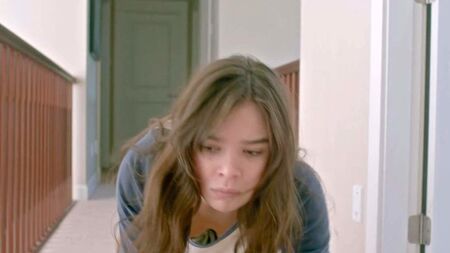 Cena em que o seio de Hailee Steinfeld fica à mostra no ScandalPlanet.Com