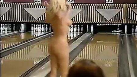 Jacqueline Lovell a jogar bowling nua (completo) – parte 3 de 3