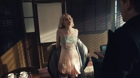 Kate Phillips interpreta Linda Shelby em Peaky Blinders